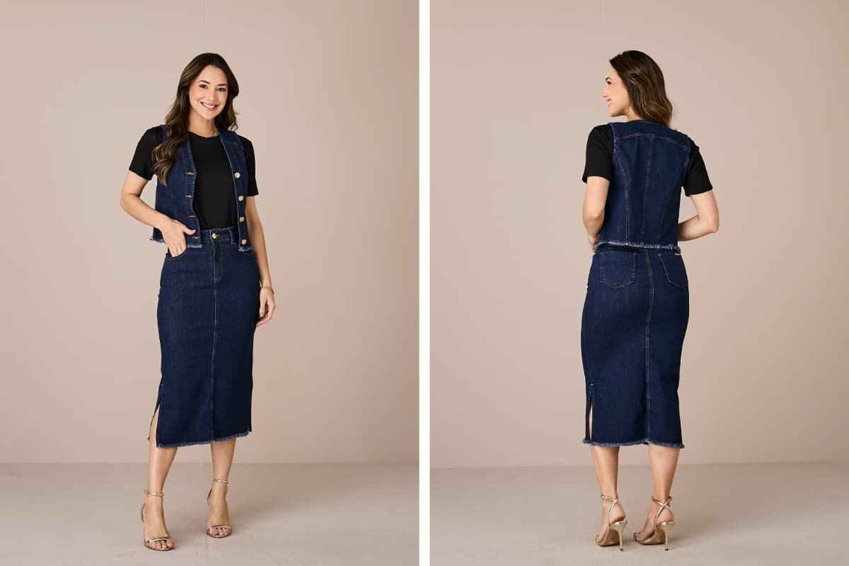 mulher elegante posando para a foto usando saia midi jeans e blusa jeans