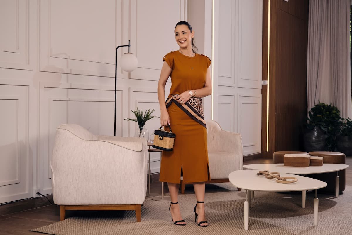 tata martello utilizando vestido elegante