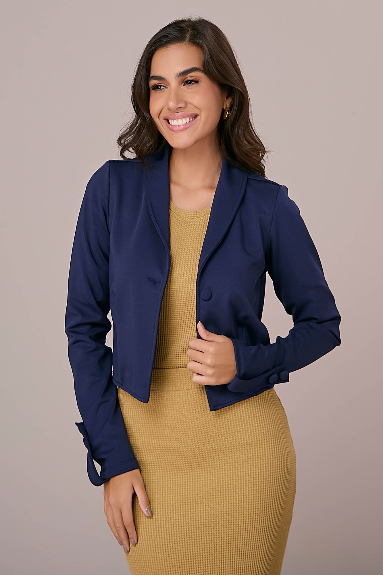 ジャケット・アウター doradora Compre Blazer Curto em Alfaiatara com Gola Arredondada Deodora