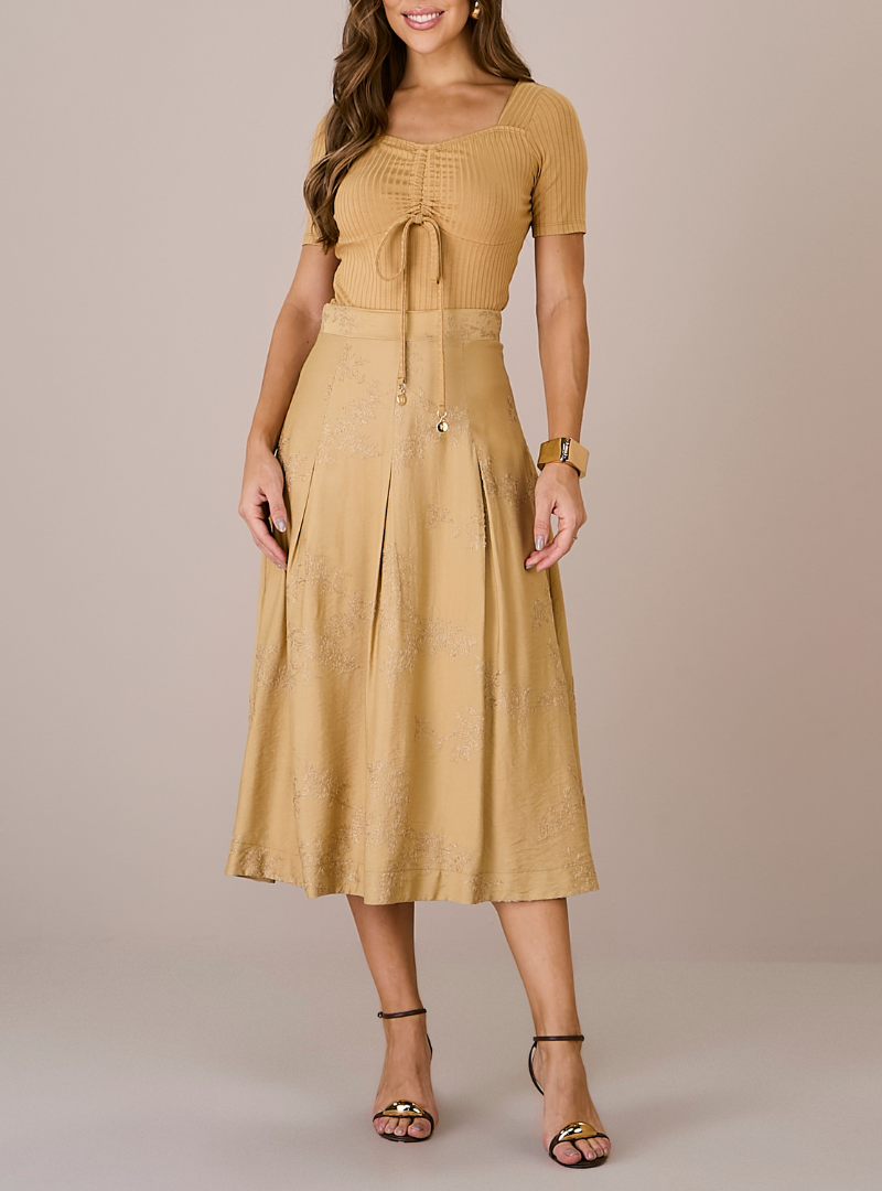 vestido midi em alfaiataria com gola tradicional botoes dourados e faixa estruturada elegancia refinada para todas as ocasioes