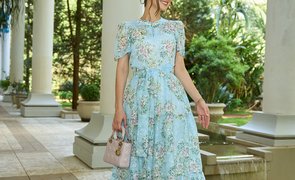 mulher vestido floral azul